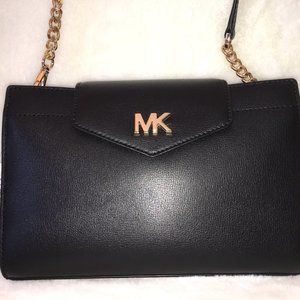 Michael Kors MOTT Crossbody color Black.